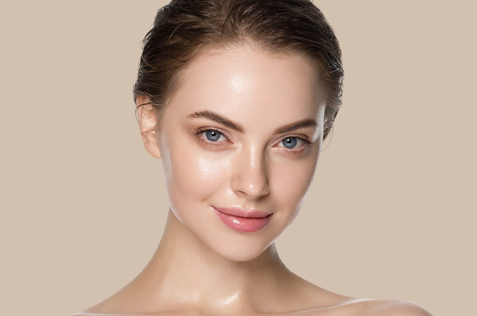 Paciente recibiendo tratamiento facial con skinbooster en Clínica Miguel Lombardo, Sevilla