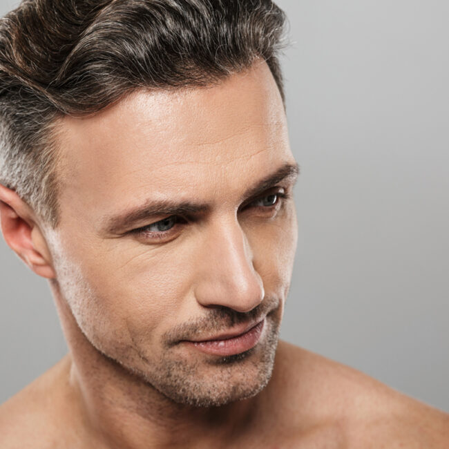 Hombre con rostro definido tras tratamiento de masculinización facial en Sevilla