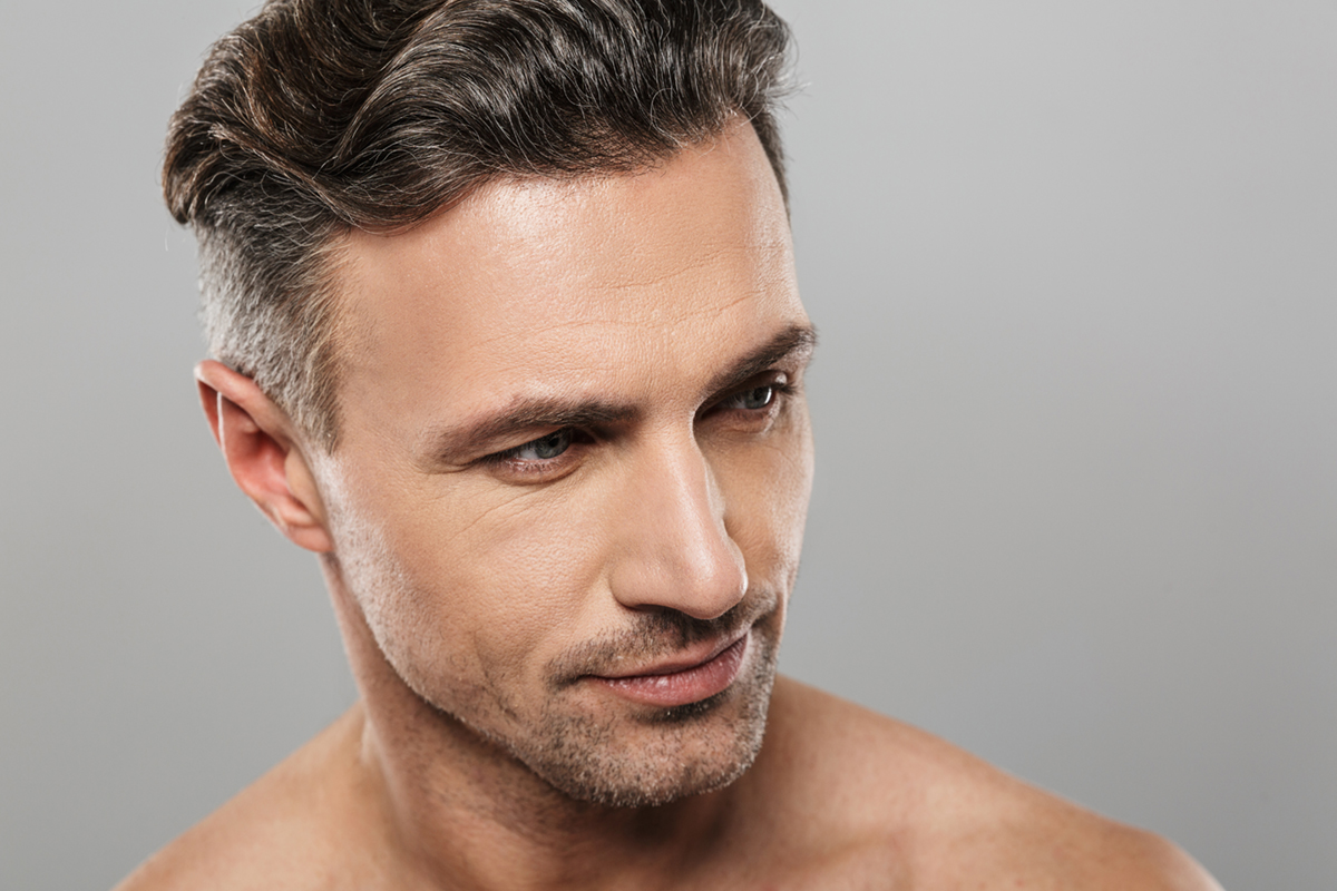Hombre con rostro definido tras tratamiento de masculinización facial en Sevilla